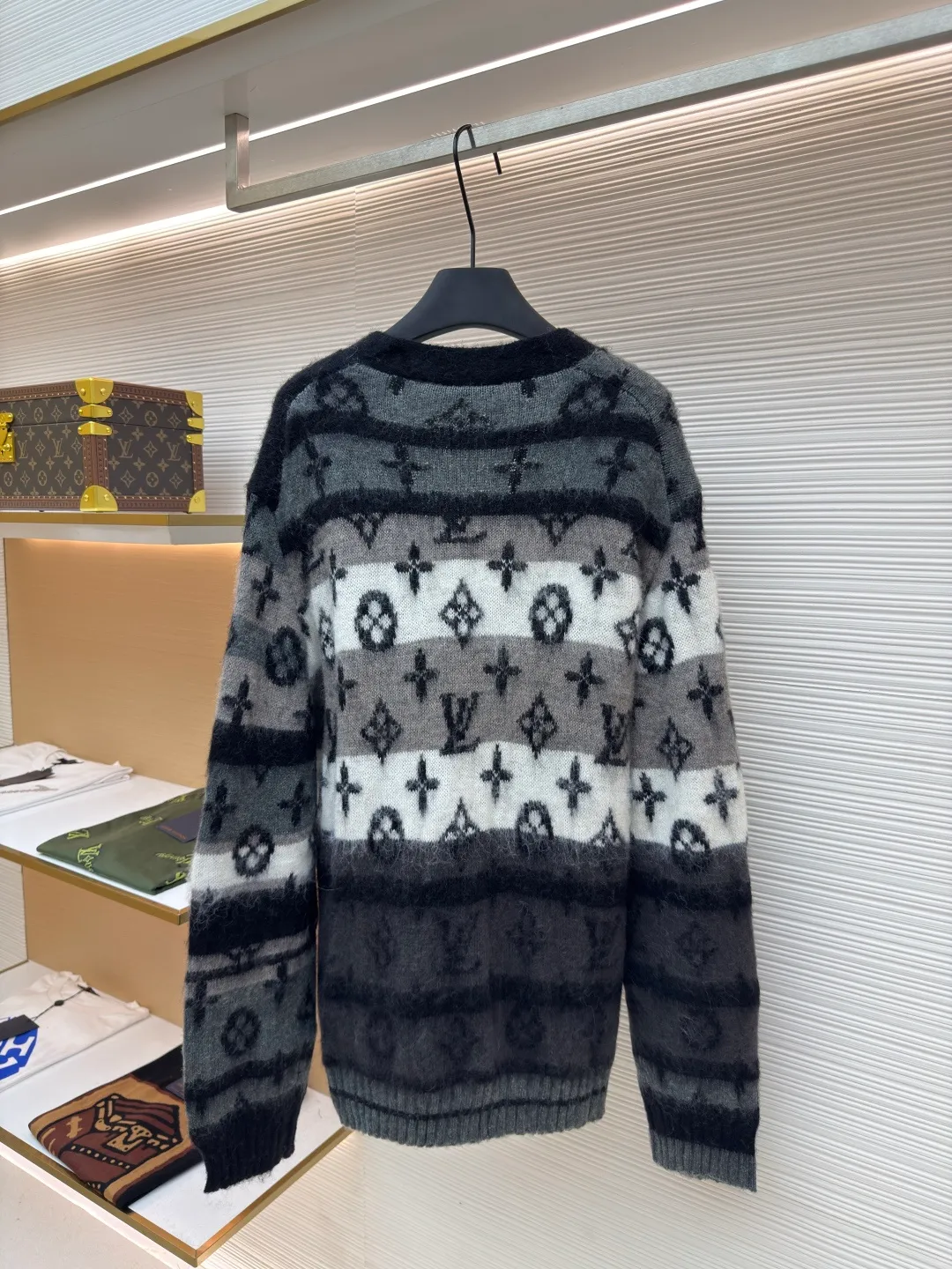LOUIS VUITTON gradient mohair cardigan ●Original version: Purchased and developed by 15989 ●Item number: 1680803-C75 ●Fabric: mohair fabric ●Technology: knitting ●Version: loose fit ●Weight: about 685 grams ●Size: XS-S-M-L ●Description: Custom-woven mohair 67% + nylon 28% + sheep wool 5% yarn, purchased rich and finely ground mohair, imported Stoll weaving, full body alignment and stripe stitching, with black and white gray tones to highlight the full Monogram For the pattern, the mohair has been washed and naturally milled. After the shirt is woven, you need to manually remove the dotted lines that hang the hair, draw the knots and sew them. After sewing, wash and iron them to shape, then remove the clamps and catch the hair, wash it after catching it, and finally catch the hair again to achieve the same wool feel and effect as ZP. The process is very complicated. The overall wiring is straight and delicate, the fabric is comfortable and soft, and the color is consistent without color difference. It can be matched with the same style to create a fashionable look and control various occasions. Customized accessories, complete with three standards, same style for men and women!